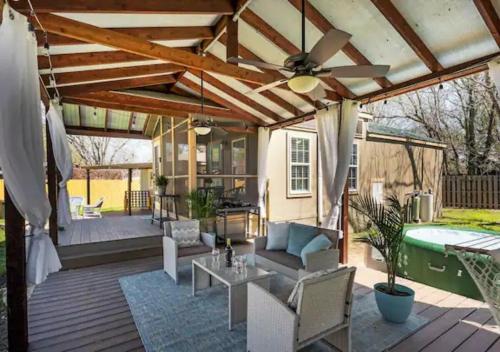 Πισίνα στο ή κοντά στο Fire Pit, Cozy, Pets OK, WiFi, Fenced Yard