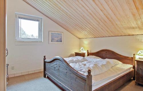 Ein Bett oder Betten in einem Zimmer der Unterkunft Ocean Front Home In Spøttrup With Sauna