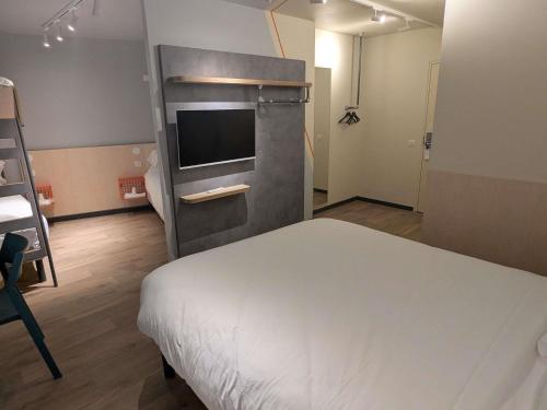 Ein Bett oder Betten in einem Zimmer der Unterkunft Ibis Budget La Rochelle Puilboreau