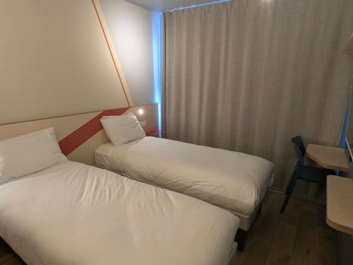 Ein Bett oder Betten in einem Zimmer der Unterkunft Ibis Budget La Rochelle Puilboreau