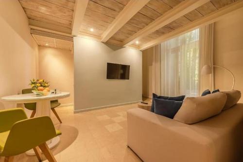 a living room with a couch and a table at APARTAMENTO CON VISTA Al MAR in Cartagena de Indias