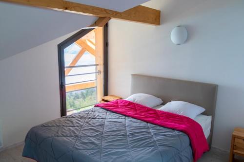 Un dormitorio con una cama grande con una ventana grande. en Chorges Lakeside Stay with a Fireplace, en Grand PrÃ©