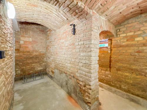 an empty room with a brick wall and a shelf at Apartmán Na Pomezí in Valtice