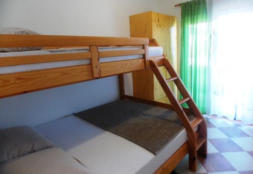 1 Schlafzimmer mit 2 Etagenbetten in einem Zimmer in der Unterkunft Apartments Lalić in Vir