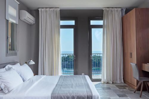Ένα ή περισσότερα κρεβάτια σε δωμάτιο στο Sivota Seascape Luxury Villas & Residences