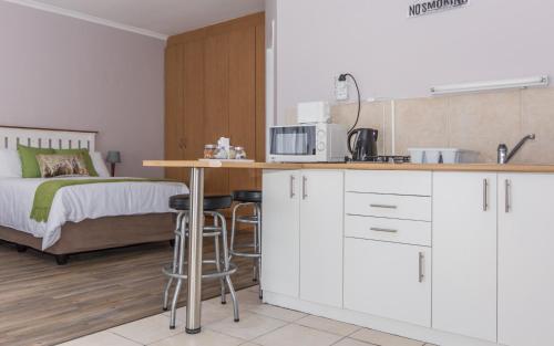 Η κουζίνα ή μικρή κουζίνα στο 10 Windell Self Catering Accommodation