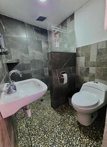 a bathroom with a sink and a toilet at Vicalis Hotel, Villas y Glamping in San Sebastian Xolalpa