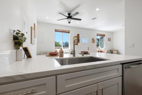Gambar di galeri bagi Luxury Oasis Compound with Hot Tub with 3 Homes di Escondido