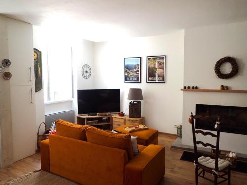 Μια τηλεόραση ή/και κέντρο ψυχαγωγίας στο Holiday home for 6 guests in Cameliere