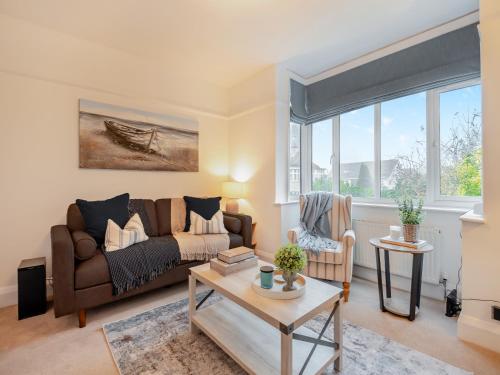 Χώρος καθιστικού στο Sea Whispers Cottage