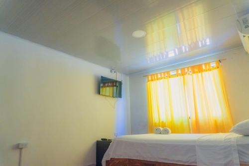 Ένα ή περισσότερα κρεβάτια σε δωμάτιο στο Hostal Paraiso Beach
