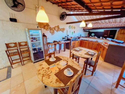 a kitchen with a table and chairs and a counter at Villa Medina Jeri in Jericoacoara