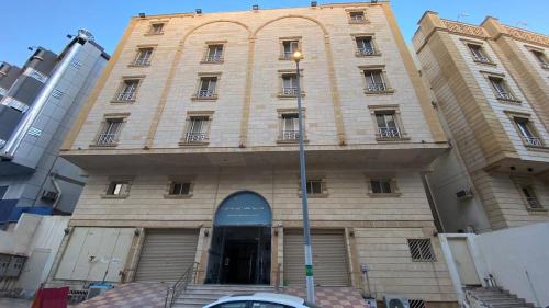 un gran edificio de ladrillo con una puerta en la parte delantera en نسيم الحرم, en Ash Shishah
