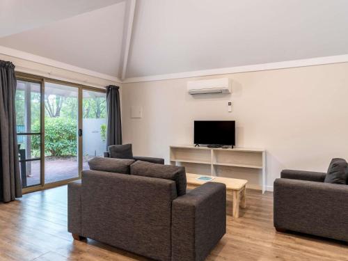 TV a/nebo společenská místnost v ubytování Bayview Geographe Resort