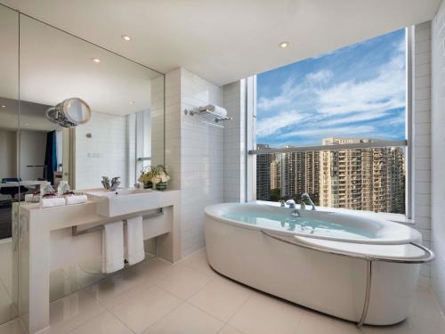 Ένα μπάνιο στο Grand Mercure Shanghai Century Park- Free Shuttle Bus to SNIEC
