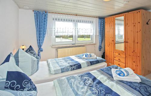 une chambre avec deux lits et une fenêtre dans l'établissement Ferienhaus Waren Müritz, à Warenshof
