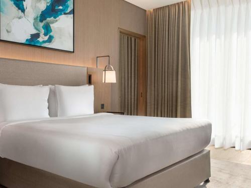 Postel nebo postele na pokoji v ubytování Mercure Dubai Gold District