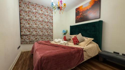 a bedroom with a bed with two stuffed animals on it at Metro Santa Ana 2 dormitorios wifi check in tardío in Santiago
