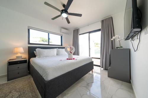 Ένα ή περισσότερα κρεβάτια σε δωμάτιο στο Luxury Villa, Pool & Prime Location