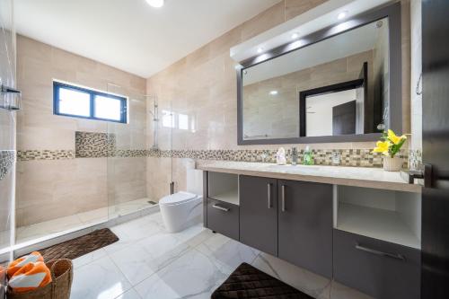 Ένα μπάνιο στο Luxury Villa, Pool & Prime Location