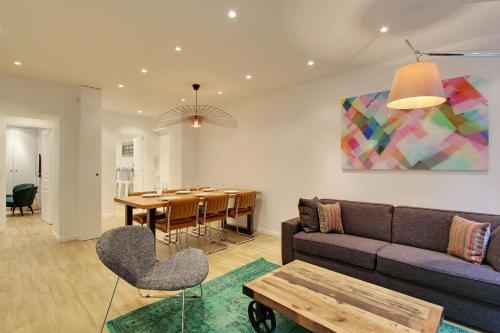 un salon avec un canapé et une table dans l'établissement Pick A Flat's in Champs Elysees - Rue Percier, à Paris