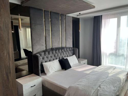 Postel nebo postele na pokoji v ubytování Gold Crest Luxury Hotel Apartments DHA Phase 4 Lahore