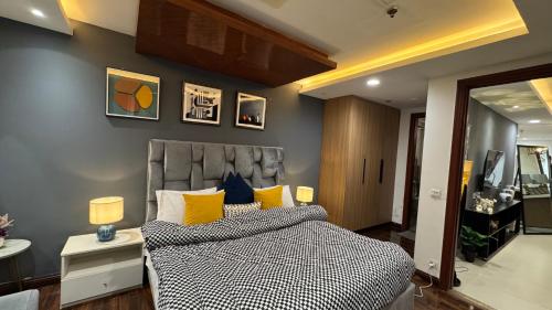 Postel nebo postele na pokoji v ubytování Gold Crest Luxury Hotel Apartments DHA Phase 4 Lahore
