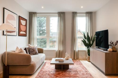 a living room with a couch and a tv at Urban Rest Bermondsey in London