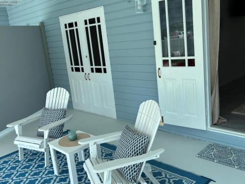 Gambar di galeri bagi Flip flops di Horseshoe Bay