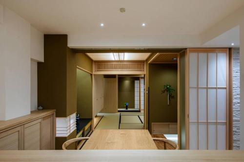 ein Konferenzraum mit einem Holztisch und Stühlen in der Unterkunft Kaga - House - Vacation STAY 17904 in Kaga