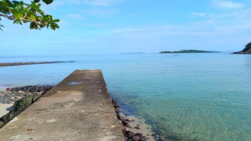 a view of the ocean from a pier at King seafood koh kood in Ban Khlong Mat