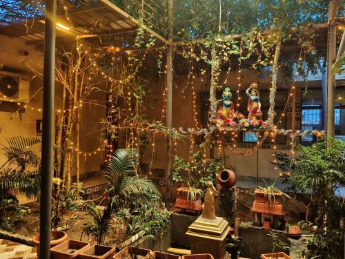 Un jardín fuera de Maha Periyava Kuteeram Family Room