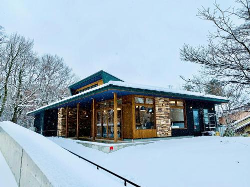大山町にあるscène セヌの雪の建物