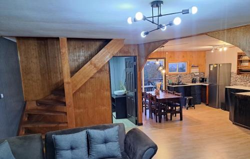 Кухня или мини-кухня в Cabaña Acogedora con Vista al Rio Valdivia, Niebla
