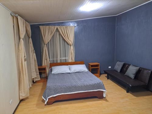 Кровать или кровати в номере Cabaña Acogedora con Vista al Rio Valdivia, Niebla