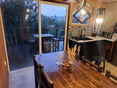 Кухня или мини-кухня в Cabaña Acogedora con Vista al Rio Valdivia, Niebla

