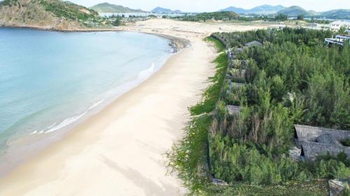 una vista aerea di una spiaggia vicino all'oceano di Resort Hoa Loi a Vĩnh Cửu Lỏi (1)