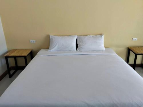 Postel nebo postele na pokoji v ubytování หอมสวัสดิ์วิลเลจ รีสร์อท