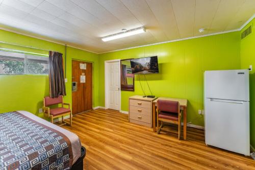 Kuchyň nebo kuchyňský kout v ubytování Budget Inn Pulaski
