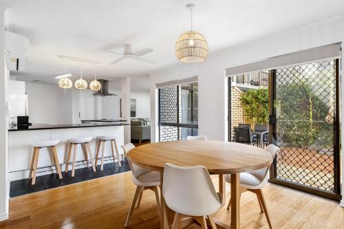 Dapur atau dapur kecil di Hacienda Apt 2- Waterfront Escape On the Canal