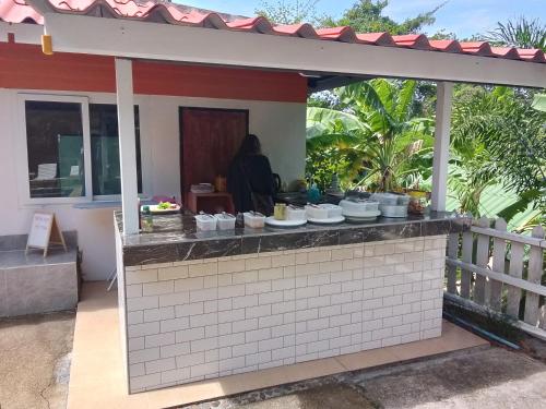 eine Bar an der Außenseite eines Hauses in der Unterkunft Private Lodge Beachside Samui Lamai in Lamai