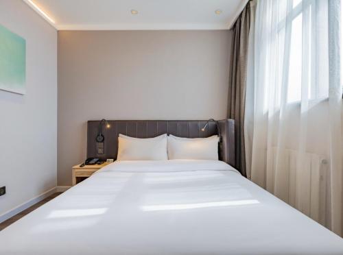 Katil atau katil-katil dalam bilik di Hanting Premium Hotel Beijing South Railway Station Majiapu