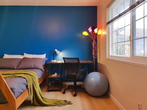 Un dormitorio con una cama y un escritorio con una silla. en Tranquil Fremont Getaway - Comfortable 3BR 2BA Home, en Fremont