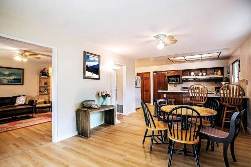 Un comedor y una sala de estar con mesa y sillas. en Tranquil Fremont Getaway - Comfortable 3BR 2BA Home, en Fremont