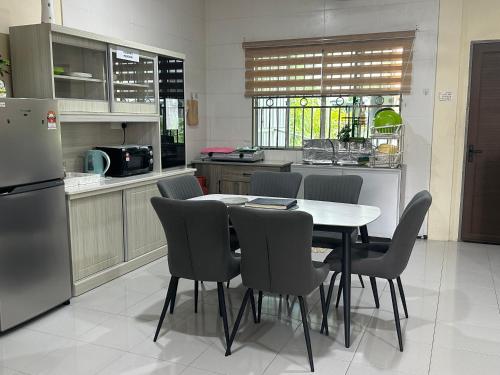 Η κουζίνα ή μικρή κουζίνα στο Belian Homestay Sibujaya