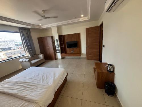Μια τηλεόραση ή/και κέντρο ψυχαγωγίας στο Hotel Park Areca, Jaipur
