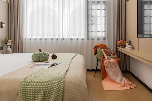 a hotel room with a bed and a chair at 尚品9号海景民宿Seaview Hotel in Xiamen