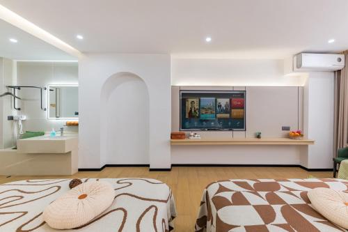 a white room with a bed and a bathroom at 尚品9号海景民宿Seaview Hotel in Xiamen