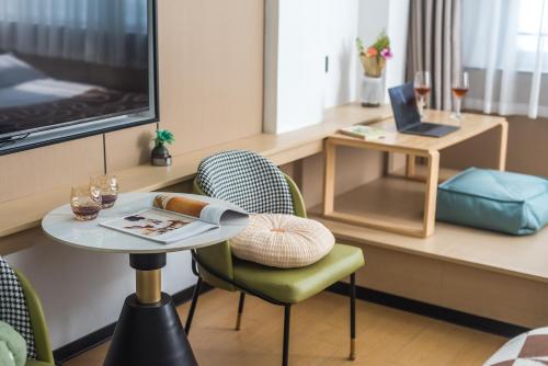 a living room with a table and chairs and a laptop at 尚品9号海景民宿Seaview Hotel in Xiamen