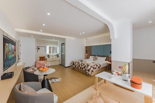 a hotel room with a bed and a living room at 尚品9号海景民宿Seaview Hotel in Xiamen